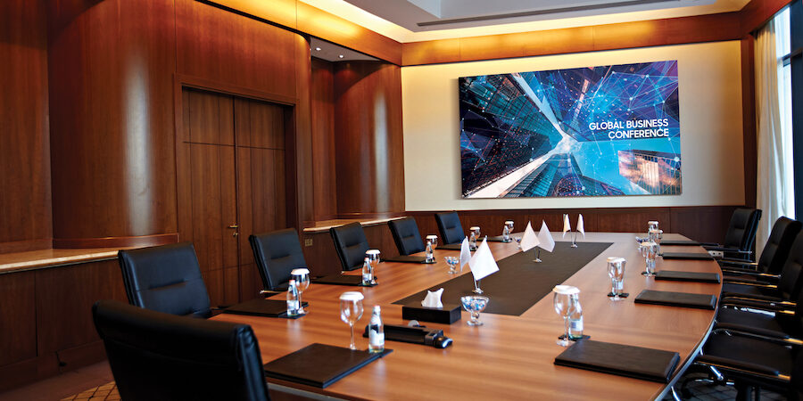Painel de LED em sala de reunião